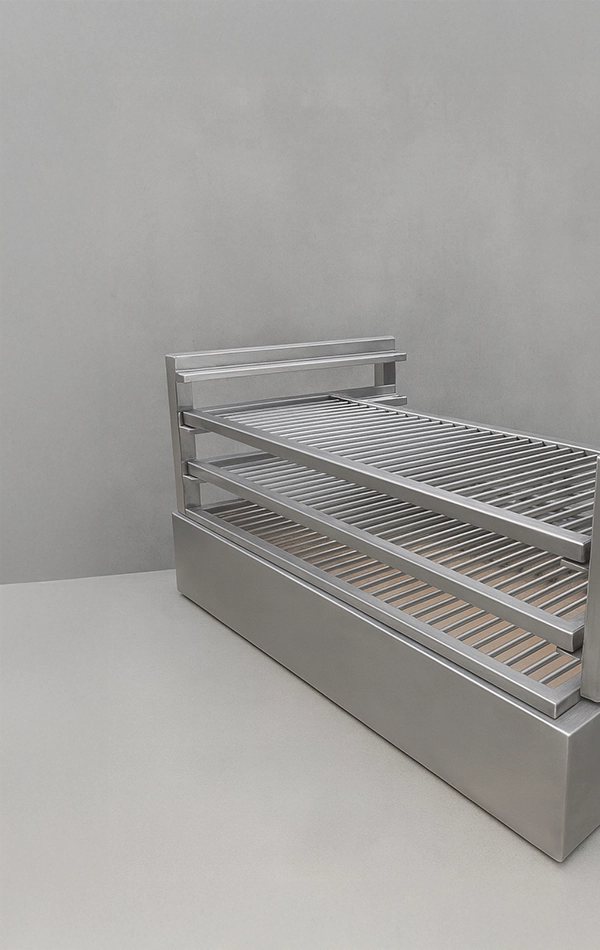 Robata de acero inoxidable de tres niveles con parrillas de varilla y base refractaria vista en perspectiva.